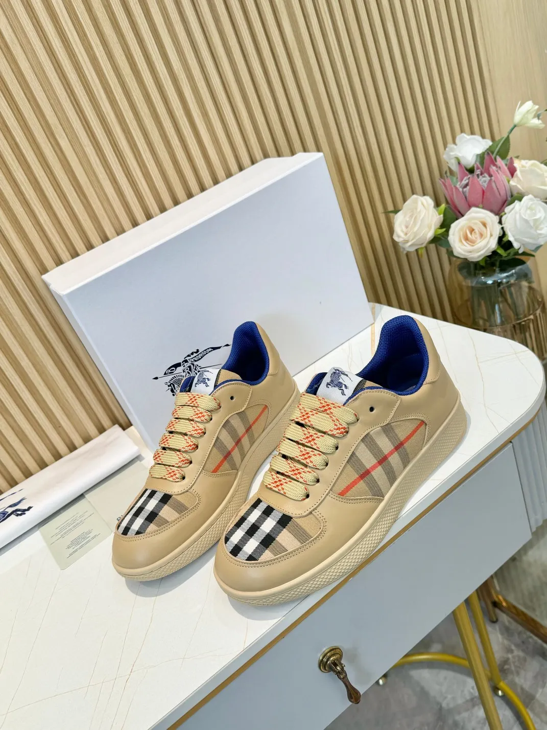 Men's men's shoes 💰560 Burberry's 2024 hot model is released. After three years, the classic plaid returns. It is versatile and decorated with worsted Burberry plaid pattern. Featuring a mesh lining and checkered laces, the rubber sole features the archive Burberry monogram. From Burberry's iconic collection, these wardrobe staples are interpreted with the brand's signature style.   ✅Fabric: classic cotton + silk cowhide ✅Lining: original board lining, silk cowhide lining for feet ✅Outsole: TPU ✅Color: apricot ✅Code number: 35-45 for men and women (35, 45 customized)